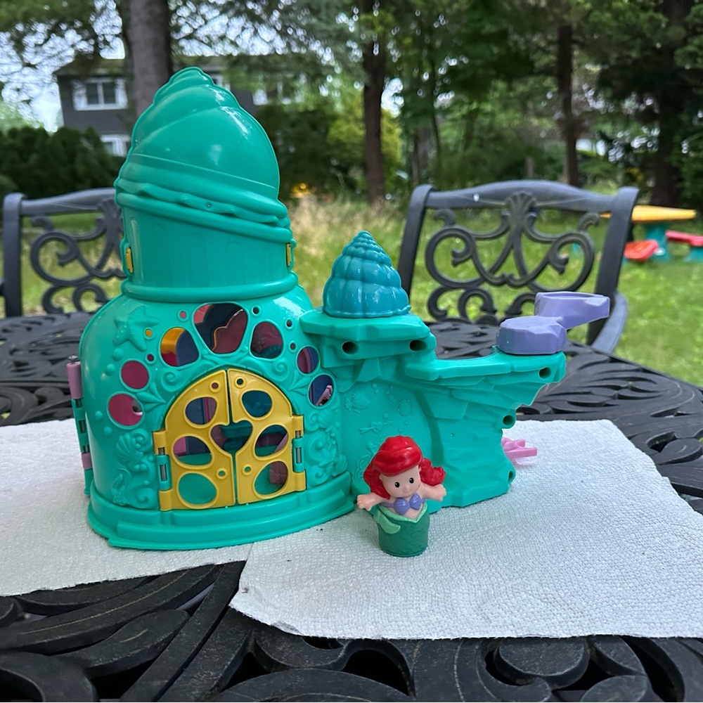 Fisher Price Disney Little Mermaid Ariel’s Castle - Picture 3 of 10